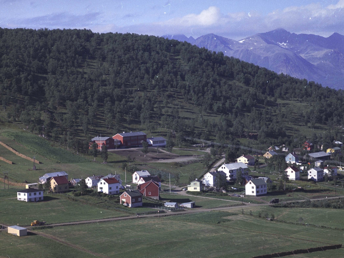 Flyfoto av Tofta og Bergseng, med Bergsengskolen i bakgrunnen.