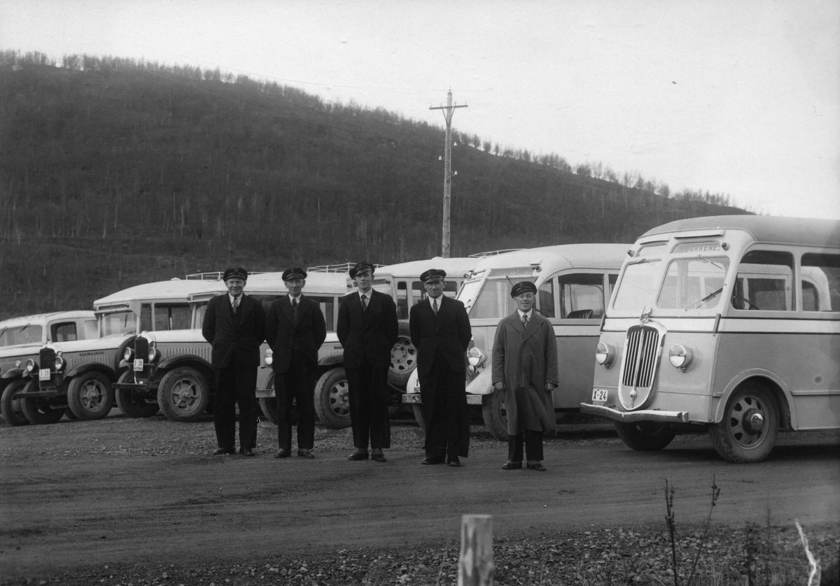 Sjåfører og busser hos HORB, stilt opp på Bergseng.