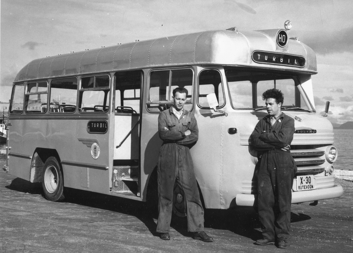 To menn ved en liten HORB-buss.