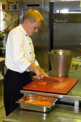 Kokk Bjørn Bjørnnes klargjør dagens middag på QP-plattformen