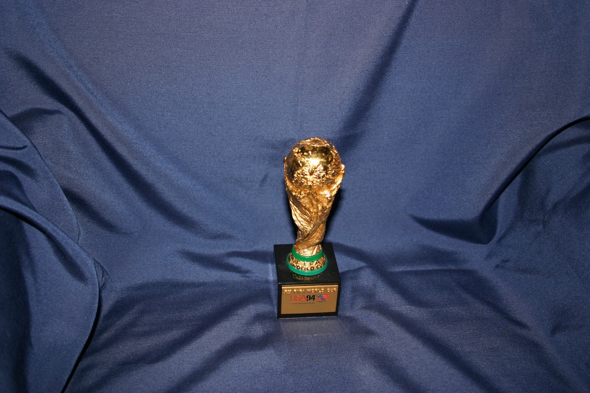 Miniatyr-kopi av VM-troféet 1994.