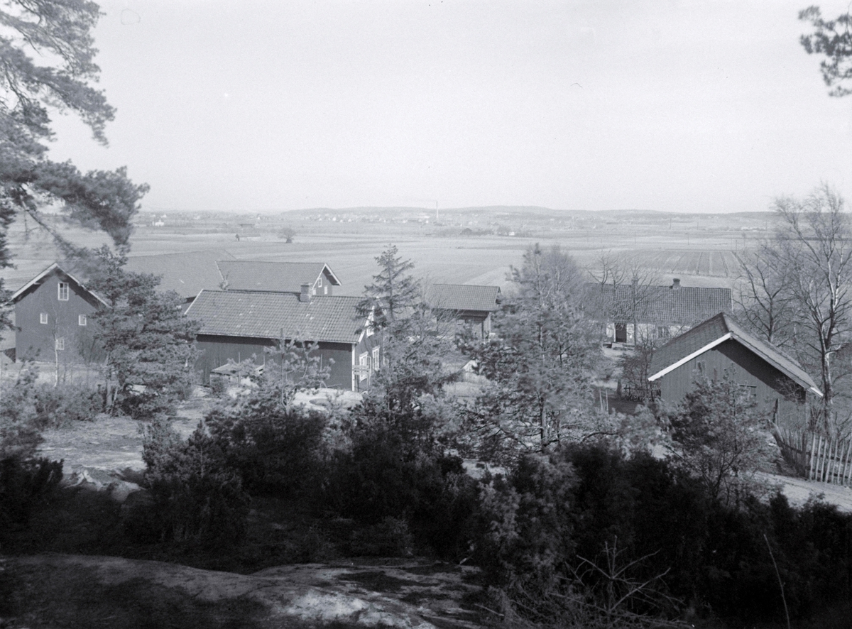 Oversiktsbilde, gård ved Gamle Glemmen kirke, sett fra Gamle kirkevei. Bestiller Sverre Sørensen. (Våningshuset kalles nå "Kirkestua" og benyttes i tilknytning til kirken.)