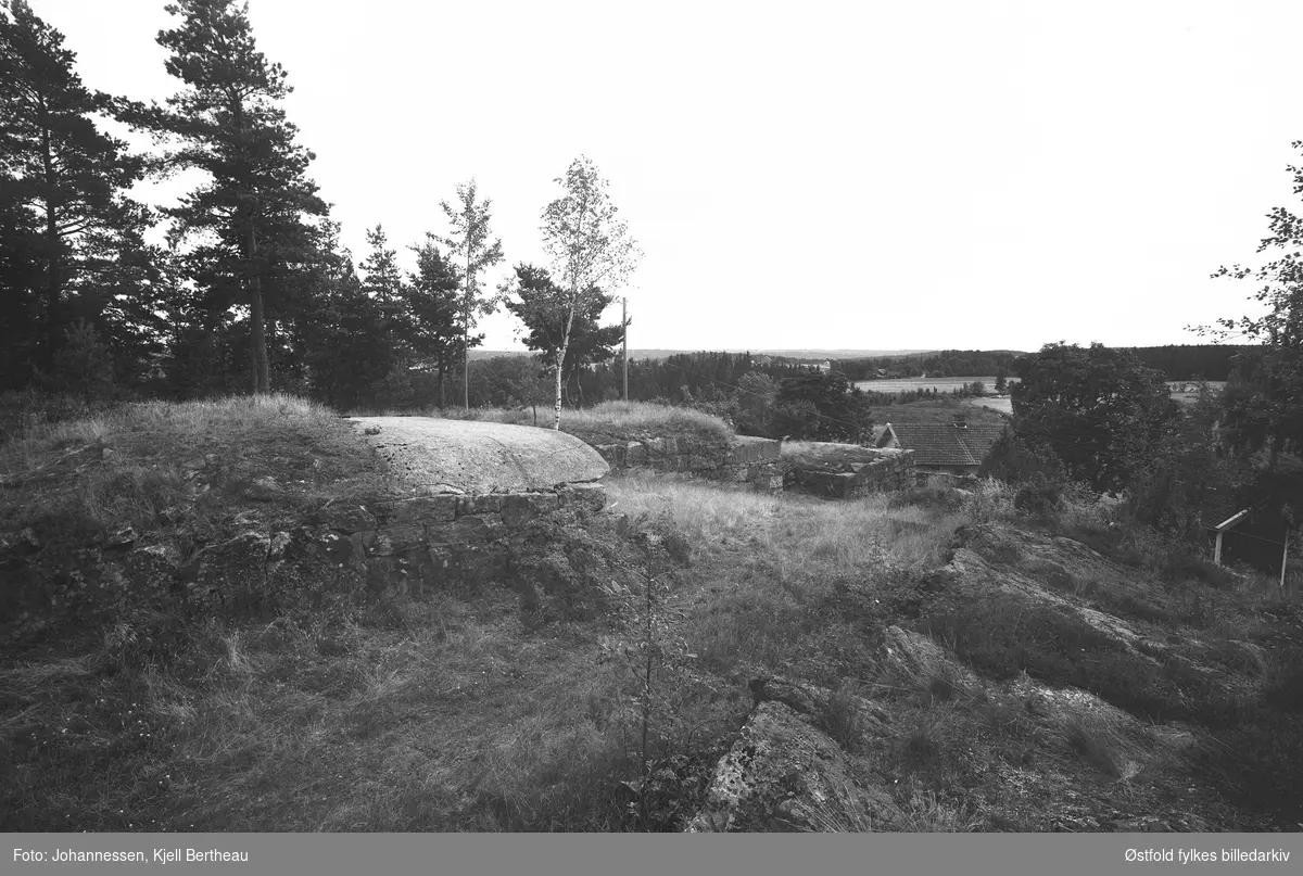 Staås-batteriet fra 1905 i Skiptvet, fotografert i 1973. 16 ulike negativ 6x9 og 35 mm.