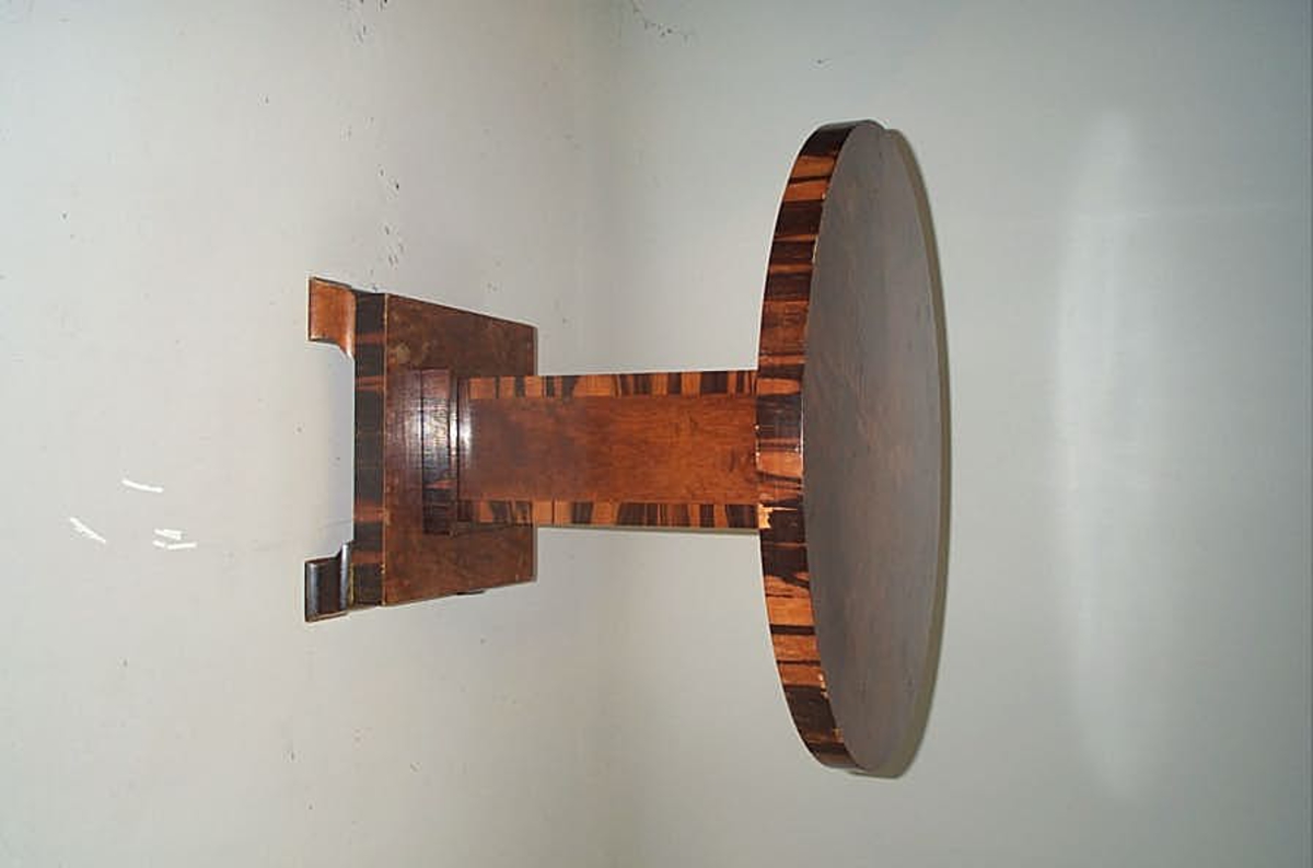 Form: Søylebord  -- firkanta søyle med rund bordplate

