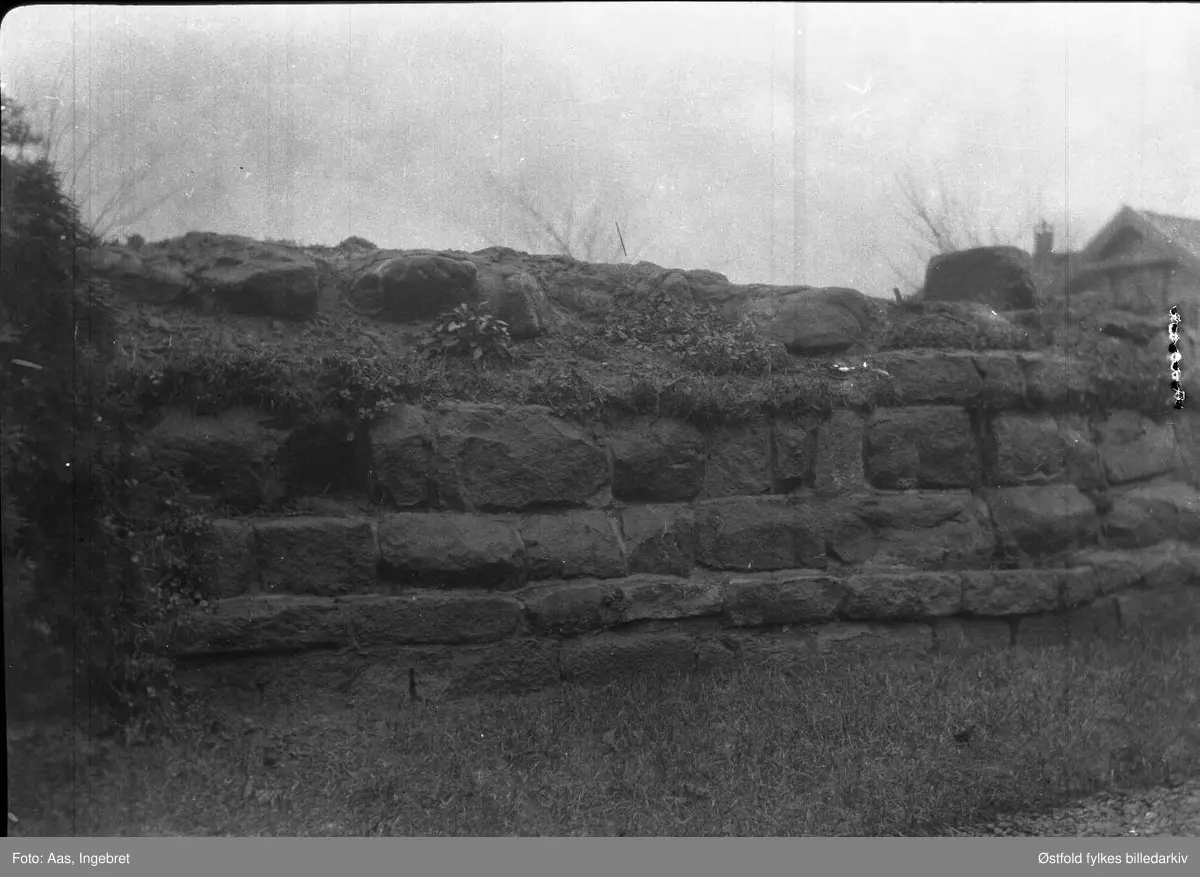 Ruinparken (Nikolas-kirkens ruiner), Borgarsyssel Museum ca. 1925.