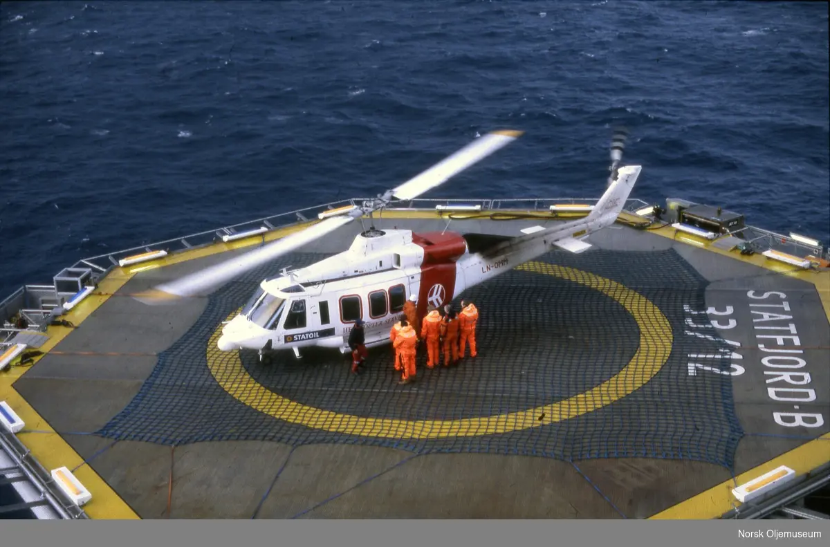 SAR-helikopter (redningshelikopter) på helikopterdekket til Statfjord B.
Helikopter Bell 214ST. Shuttle/SAR helikopter brukt på Statfjord 1985-2010. (LN-OML, 1985-1990, LN-OMM, 1990-2010)
