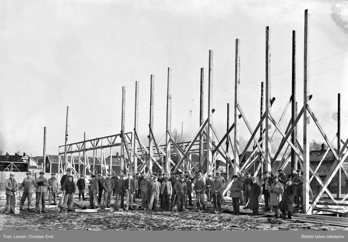utstilling, Østfoldutstillingen, bygging, stillas, arbeidere,Østfoldutstillingen i Sarpbsborg 1930.
Østfold fylkesutstilling i samarbeid med Sarpsborg kommune og Østfold landbruksselskap (100 år) og de andre Østfoldbyene. 
I alt ti avdelinger for skogbruk, landbruk, industri, husflid, osv. Også kulturhistorisk utstilling på Borgarsyssel Museum.
