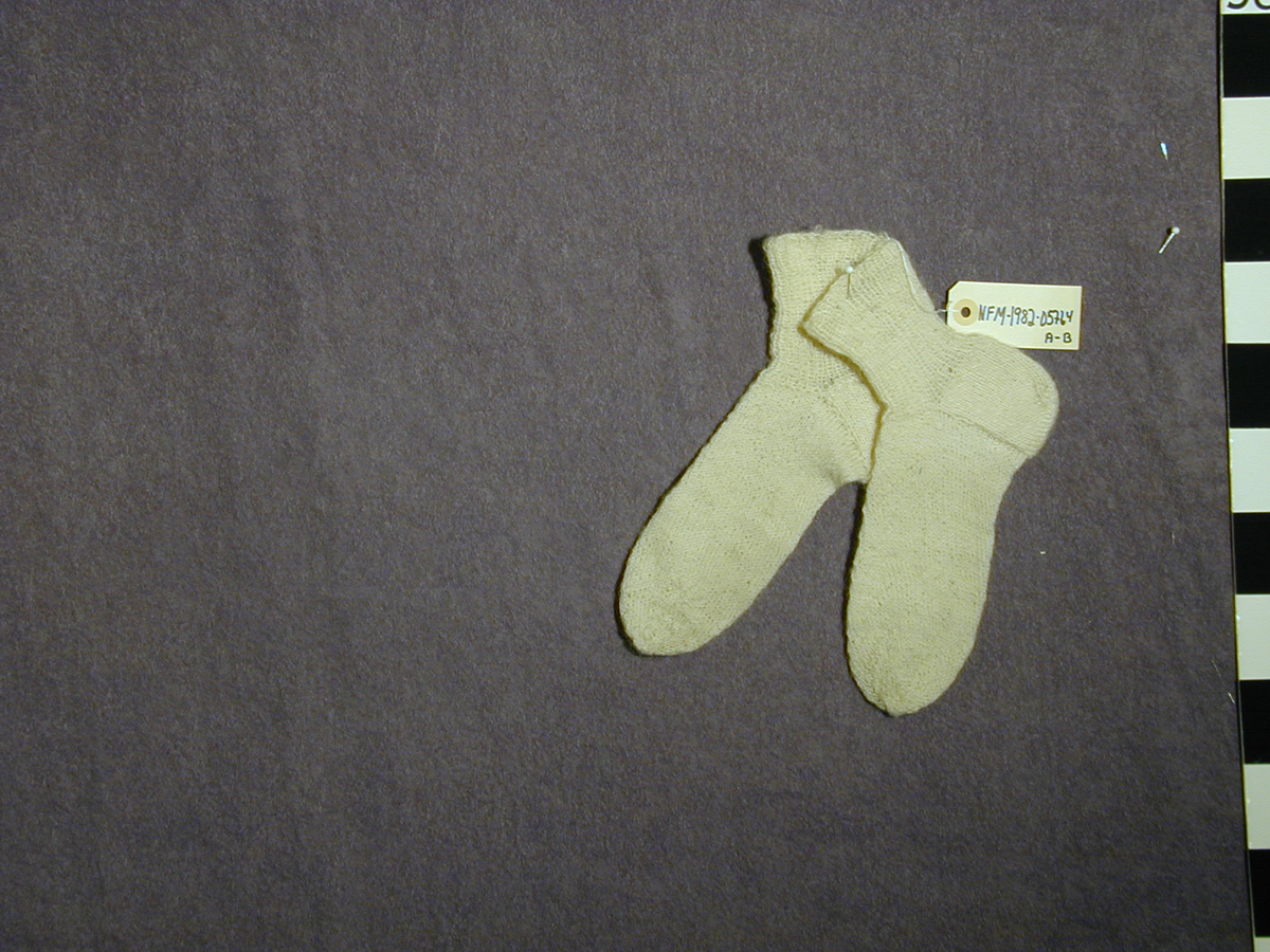 Korte sokkar til kvinne, fot-delen i glattstrikk og ankel-delen i vrangbord(ei rett og ei vrang.)
