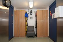 Rett utenfor sykestua. Her står bårene opp etter skapene og 