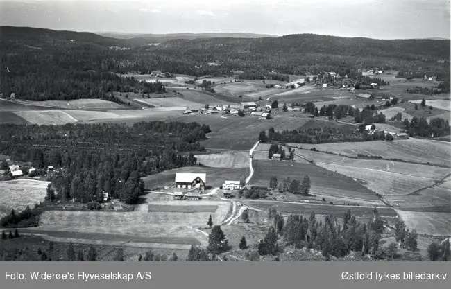 Flyfoto og oversiktsbilde av Ødegård i Rødenes, Marker.