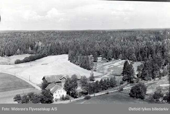 oversiktsbilde, gårdsbruk, skråfoto, -#N# Østfold fylkes billedarkiv /# ...