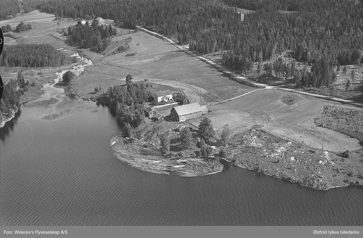 Skråfoto fra gården søndre Gunneng, Marker 6. august 1953.
