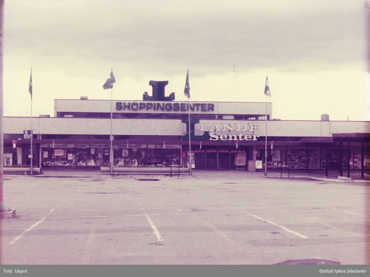 Inngangspartiet til Lande senter i Tune, 1975. 
Reklameskilt med påskrift "LANDE Senter", og "Shoppingsenter".