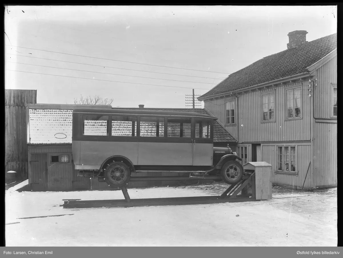Bakgård i Sarpsborg, ukjent sted. Buss Federal, type Knight. Står på en smørebukk,.
Federal var bilmerket. Knight viser til at den hadde ventilløs sleidemotor av Knights patent, og produsert av Willys. Denne kombinasjonen var i produksjon fra juni 1924 til 1928.
