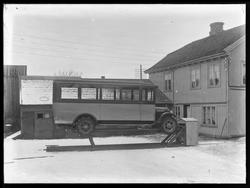 Bakgård i Sarpsborg, ukjent sted. Buss Federal, type Knight.