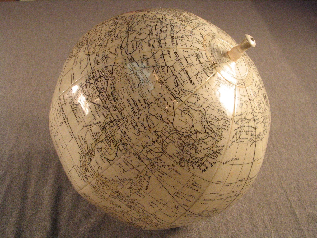 Når ballen er oppblesen er han ein globus med kart i målestokk 1:50 000 000.