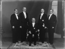 Sarpsborg sangforening, guppe sangere i fotoatlier, to har o