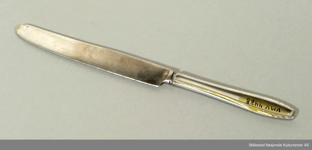 Bordkniv i rustfritt stål. Umerket. Mønster på skaft