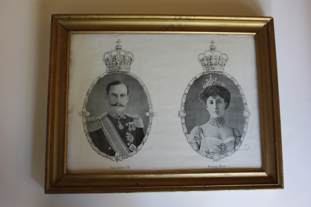 Papirtrykk av portrettteikningar av Kong Haakon VII og Dronning Maud.  Portretta er "råma inn" i oval strekteikna råme med kruner på toppen. Treråme med tjukk gullmåling, tjukk papplate som bakstykke.