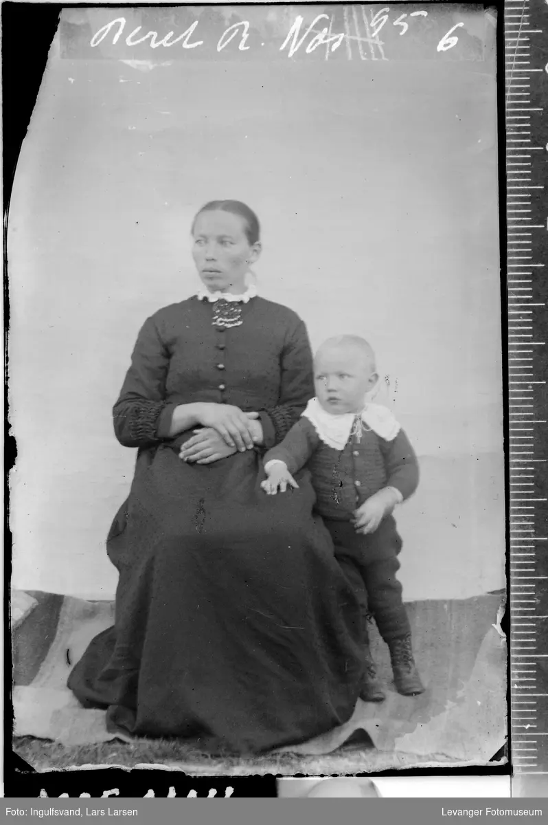 Portrett av en kvinne og et barn.