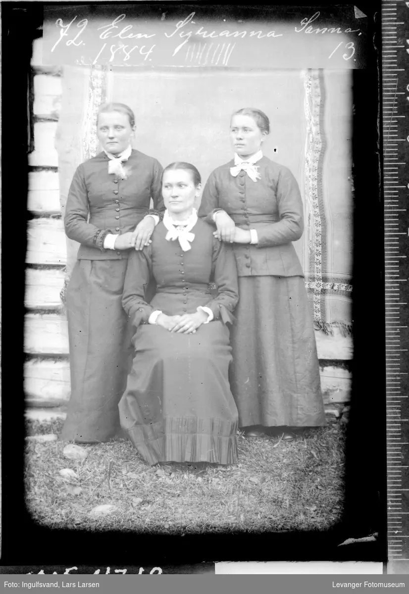 Portrett av tre kvinner.