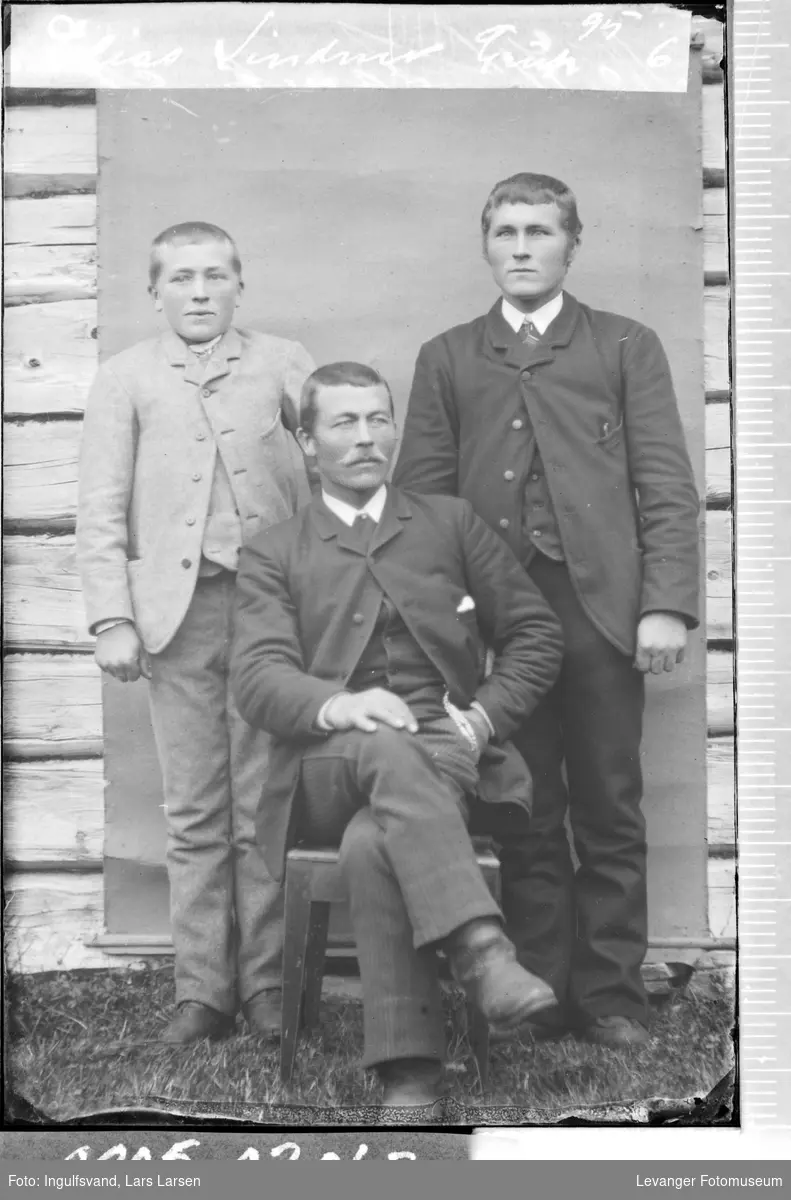 Portrett av tre menn.