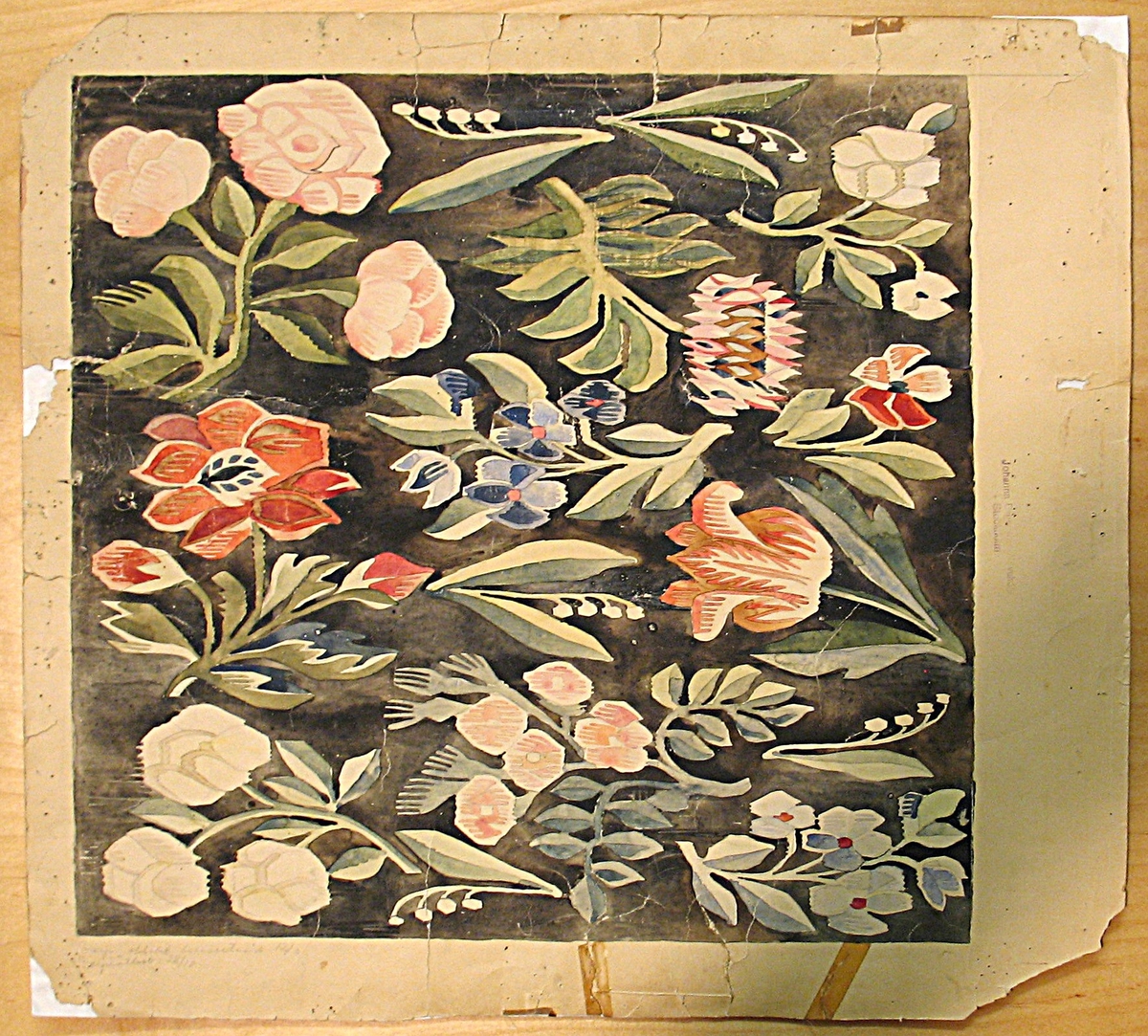 Vävmönster, flamskvävnad på svart botten med blommor i flerfärg
Ett av 48 mönster.  Flera av mönstren kopia från Nordiska museet.