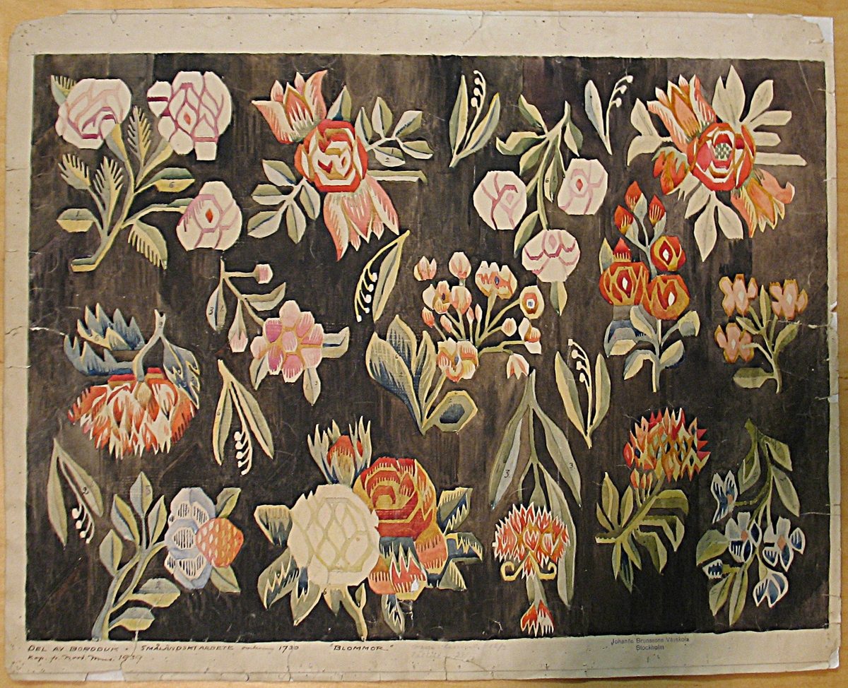 Vävmönster, flamskvävnad på svart botten med blommor i rött, rosa och blått.
Ett av 48 mönster.  Flera av mönstren kopia från Nordiska museet.