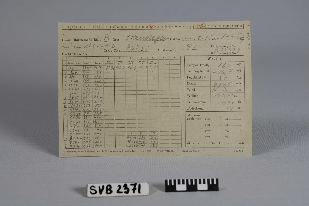 Utfylte skjema fra værstasjonen Haudegen på Nordaustlandet. Skjemaene er i A5-format, gulaktige i fargen og ført med blyant. De beskriver høyde, trykk, temperatur,  fuktighet m m på tysk. Fra perioden 4. desember 1944 t o m 22. februar 1945