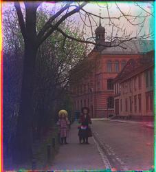 Tre barn går langs en gate i Trondheim. Bakenfor var Trondhe