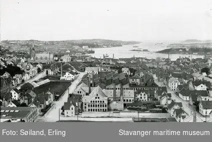 Stavanger øst og havnen sett fra "Haggeltårnet". Sentralt i motivet ligger Stavanger Canning Co. Til venstre i motivet ligger Johanneskirken.