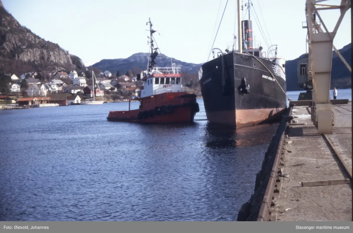 MS Gamle Rogaland til kais. Antatt for å være slepebåten Lars. 28.03.1992.