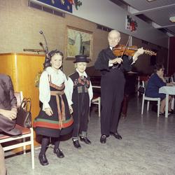 Norsk Folkemuseums leikarring danser på Tiedemanns tobakksfa