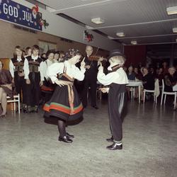 Norsk Folkemuseums leikarring danser på Tiedemanns tobakksfa