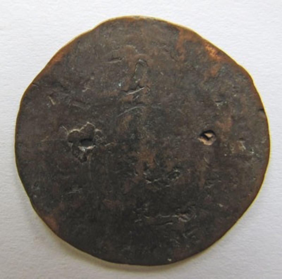 Karl XIV Johan, 1/4 skilling kopparmynt. Präglat i Avesta. Otydligt årtal. Myntet är perforerat på två ställen.