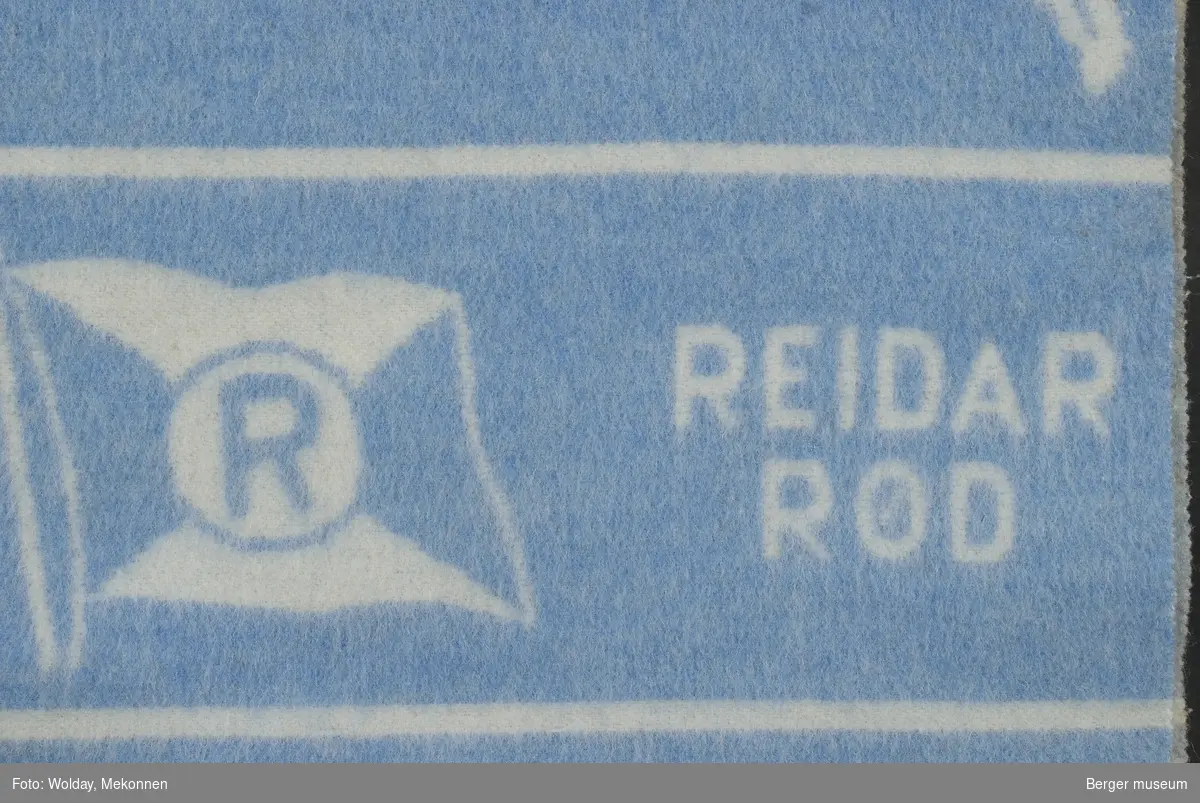 Ullteppe
Rederiflagg med bokstaven R og "REIDAR RØD". På bakgrunn Måke.