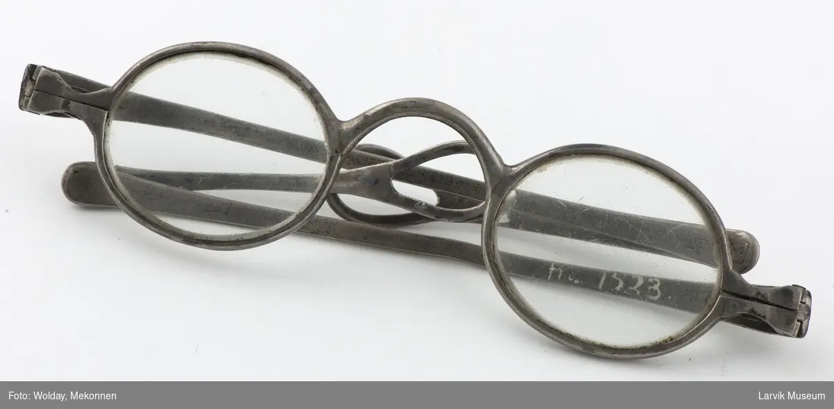 Form: stålbriller med ovale glass

