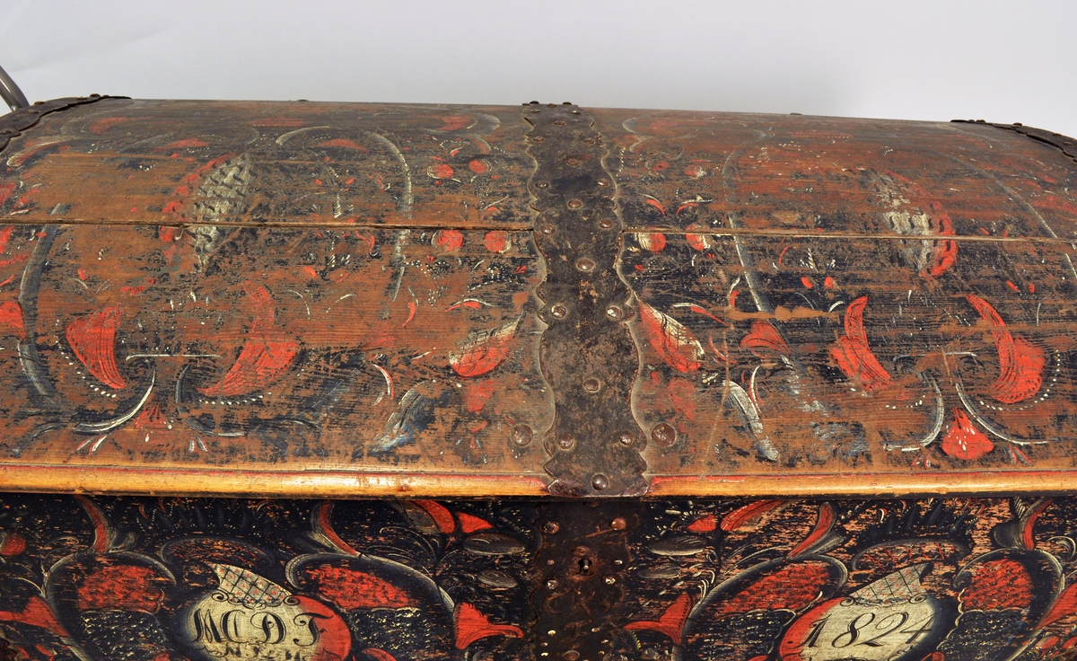 Fra protokollen: 
Kiste, rosemalt; de 3 sider av ek, forövrigt av furu. Paa jernbeslaget ved nöklehullet: C.K.S.F. 1774. Paa forsiden omgit av rosemaling: H.C.D.F. 1824.