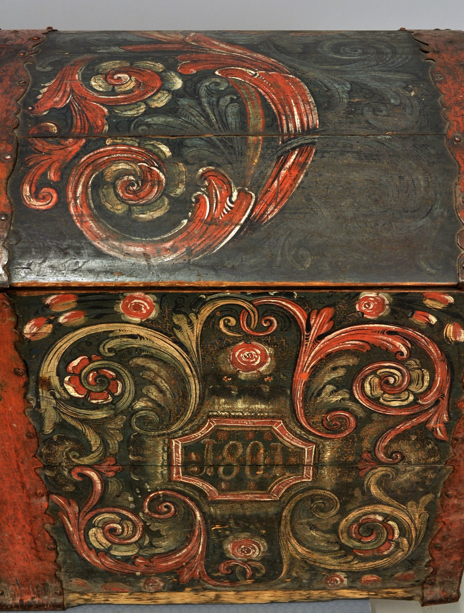 Fra protokoll: Kiste, rosemalt av Olav Hansson, paa forsiden 2 rammer, hvori: M.E.S.F. 1801; forövrigt bladark og roser.