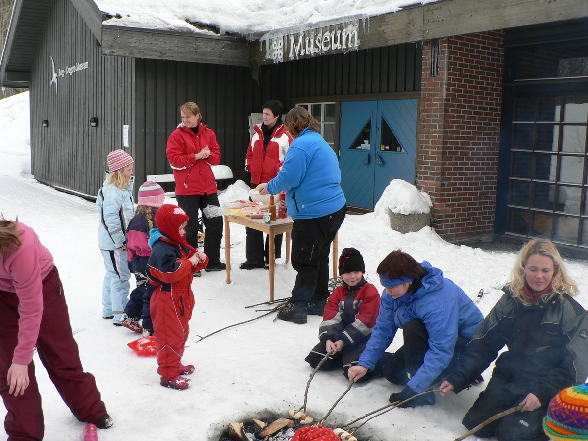 Aktivitetsdag,  vinterferie på Berg-Kragerø Museum, 22.02.2006
Linn Clausen Endresen og Inger Nina Isaksen i aksjon.