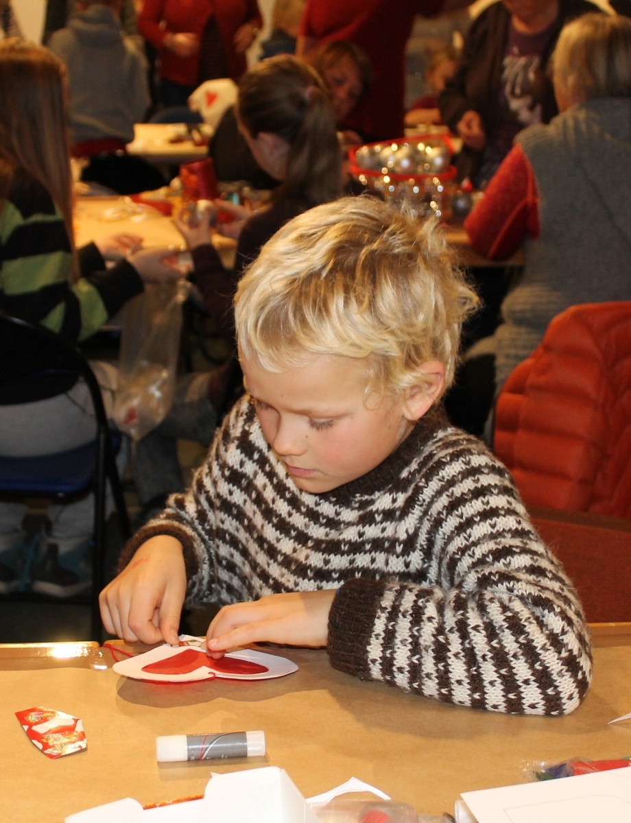 Juleverksted på Berg-Kragerø Museum den 24.11.2013. Kragerø Husflidslag arrangerer. Barna lagde juleduker, dyppet lys, pyntet kuler, lagde julekurver og kort og lagde helikopter og busser.