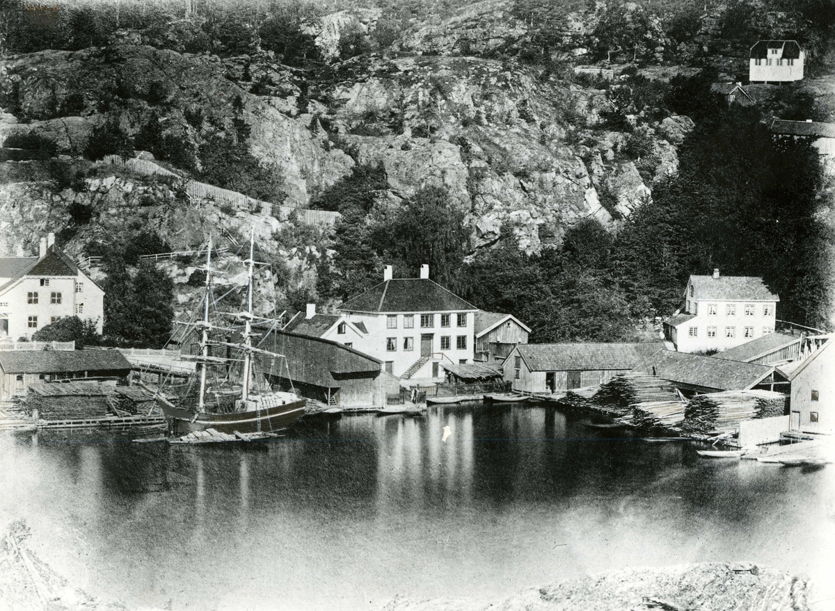 Barthebrygga, Kragerø ca. 1880-1900. Wiborggården hvor lege C.H.Homann bodde.
