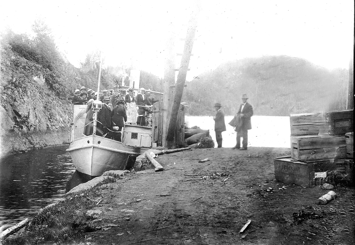 Rutebåten på Farris ved Neset brygge i Siljan.