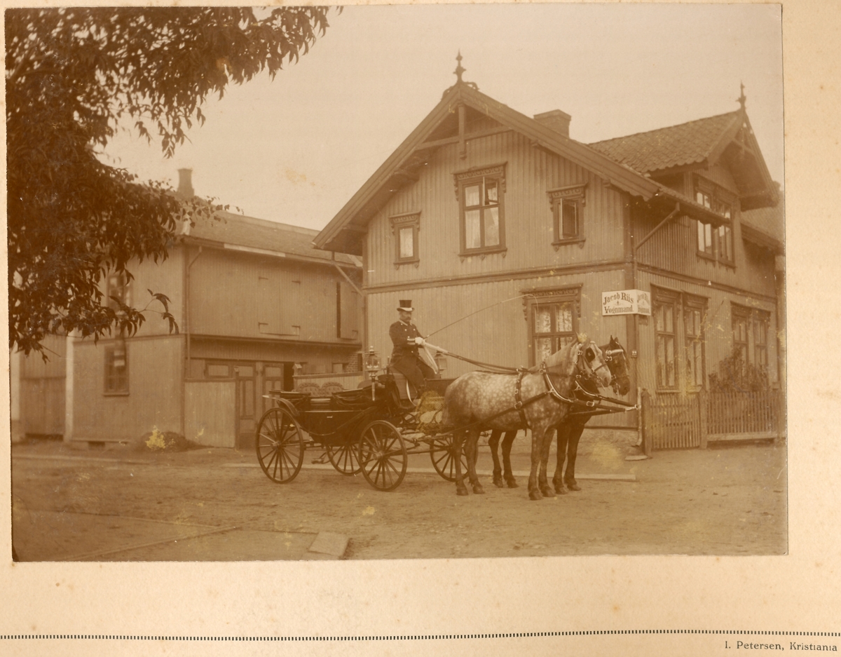 Vognmann Jacob Riis, ridende barn, vognmenn i Skien, Titti og Benedicte Cappelen, elever ved Stockholms kørskola 1913