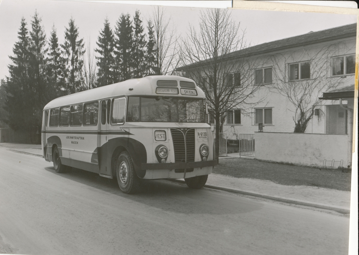 Bilruten Skien-Porsgrunn, en av Enger & Skifjelds rutebiler, buss fra Omnibussfart, buss fra A/S Busstrafikk. Bygd hos Munch i Bergen.