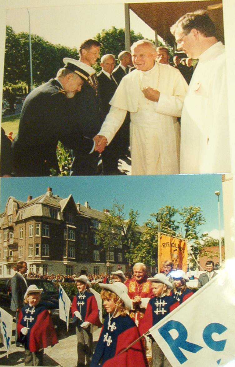 To fargefotografier fra pavebesøket i Trondheim 1989:

1) Paven hilser på Politimester Andreas Haugen
2) Paven står på Leutenhaven sammen med Rye skolekorps fra Byneset.