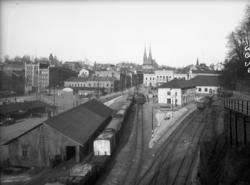 Oversiktsbilde over Skien med Skien G. jernbanestasjon i for