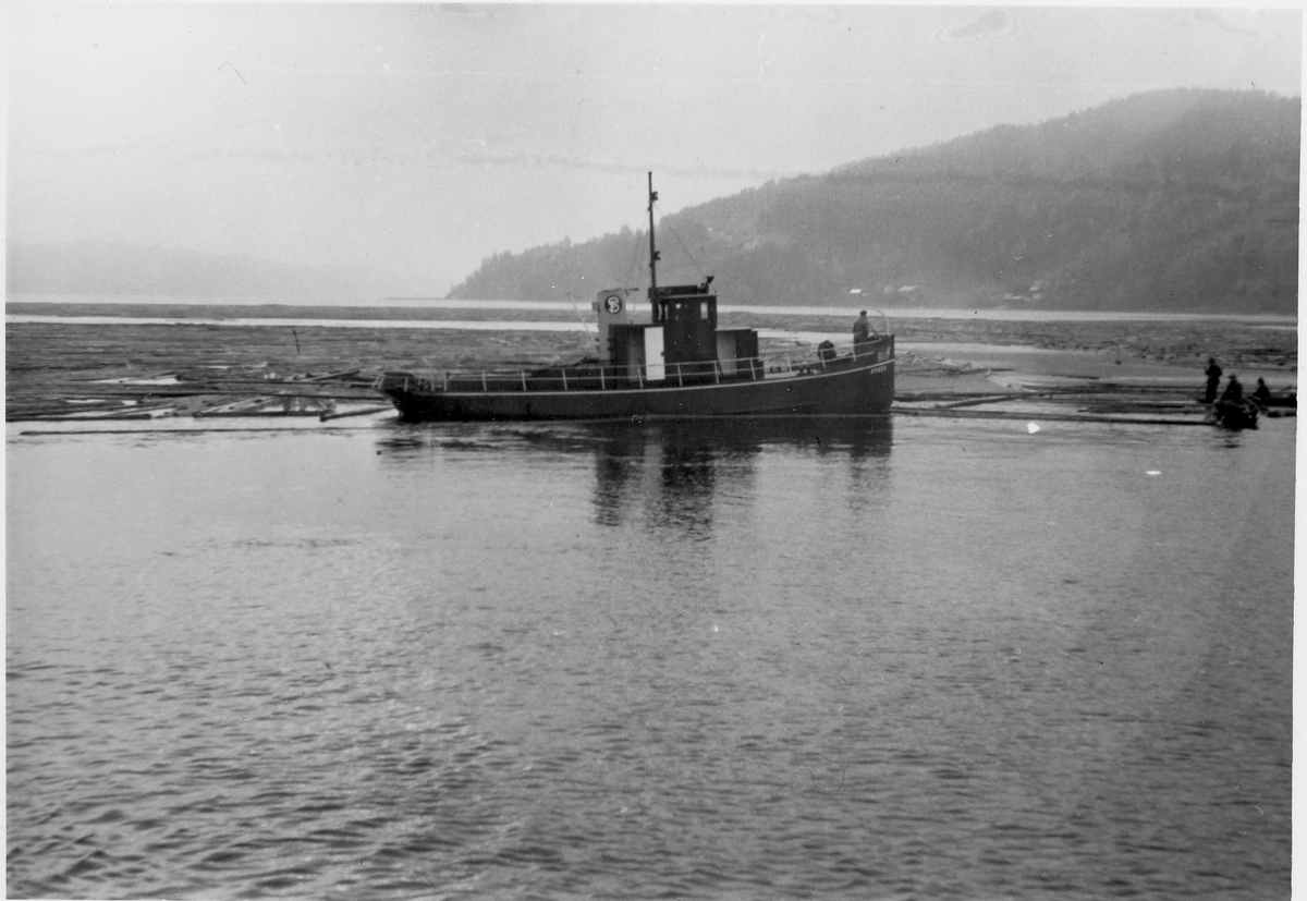 Utringning i Tinnålensa, Heddalsvannet, 1952
Slepebåt sleper tømmer