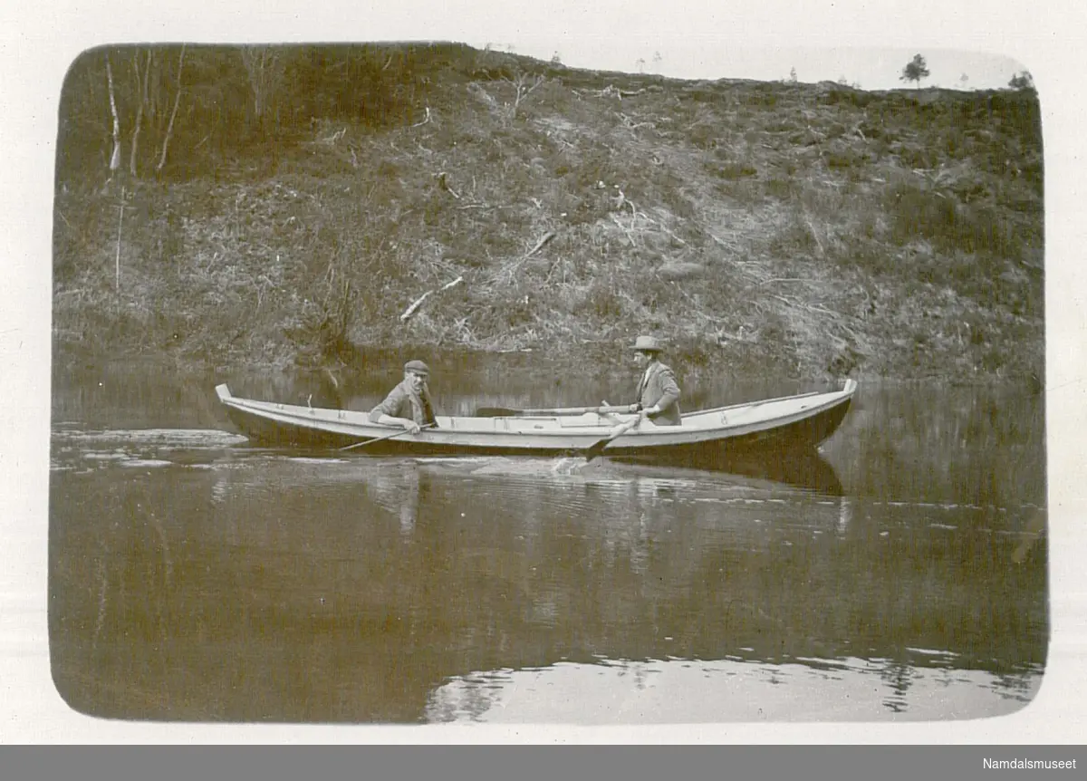 Fra Røttesmo i Overhalla. To menn fisker laks i båt på elva Bjøra.