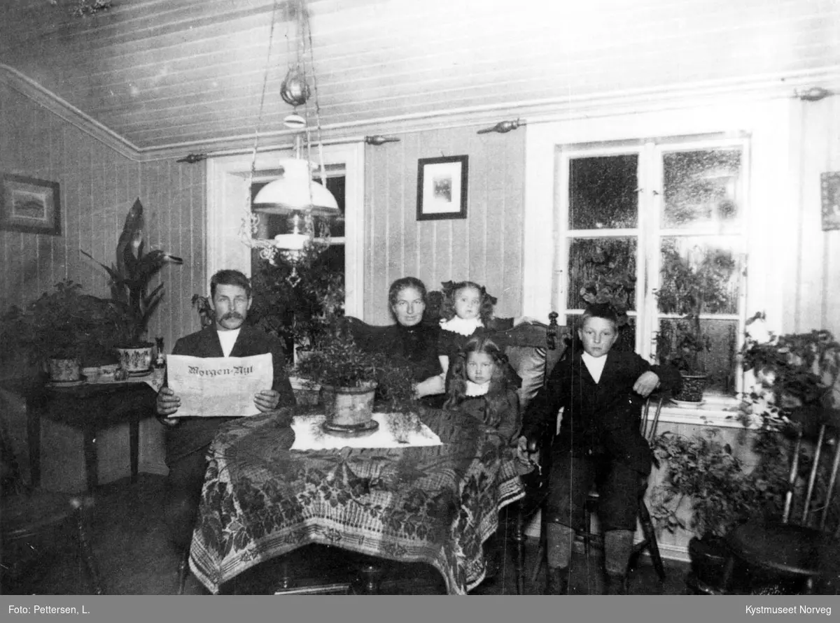 Lorentz og Olea Vik med barna Ingrid, Sofie og Øystein